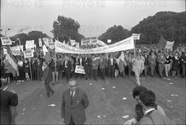 Student riots in Paris 1968: Counterdemonstration for the government