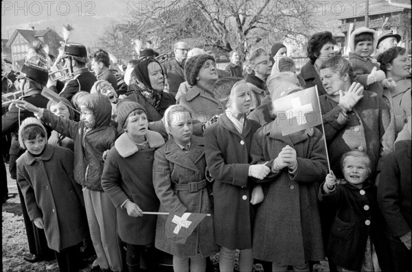 Alpnachdorf; Children await the newly elected Federal President Ludwig von Moos; 1963