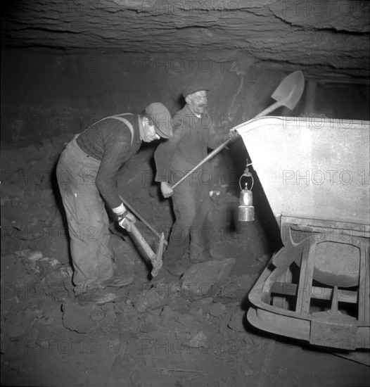Mine, Herznach ore mine, workers in the tunnel; 1952