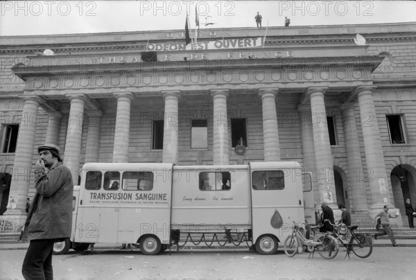 Student riots in Paris 1968: Blood donation truck in front of the Théâtre de France