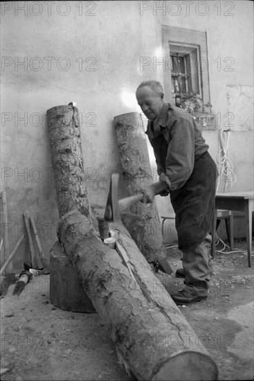 Production of vine stakes from wooden logs, 1967