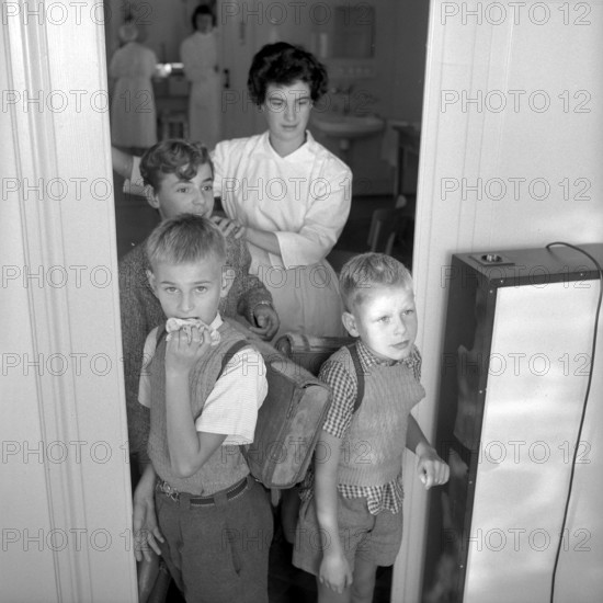 Zurich, schoolchildren in the school dental clinic; 1957