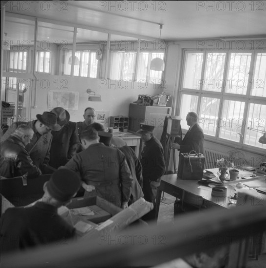 Robbery at Rheinach Post Office, perpetrator flees after shooting; 1952