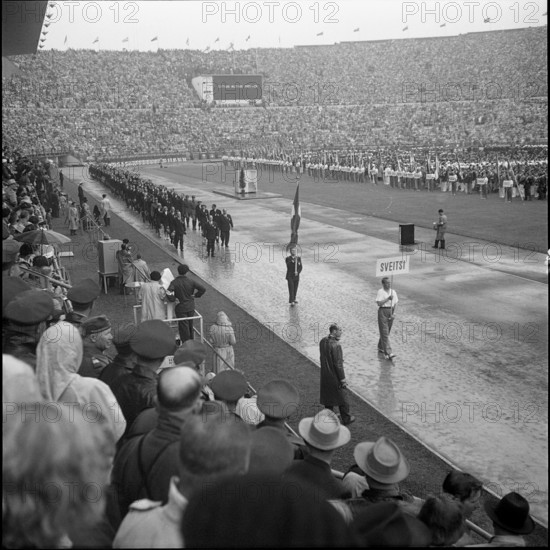 OS Helsinki 1952: Entry of the Swiss, Walter Lehmann as flag bearer