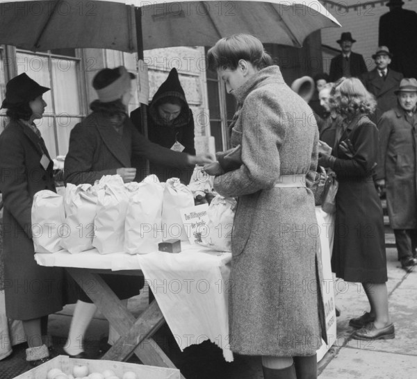 Härdepfeldag in Basel; relief effort for children; sales booth; 1941