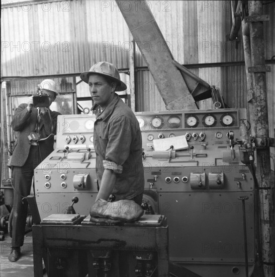 Zumikon, workers in the drilling rig; 1960