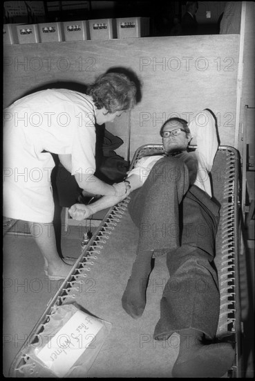 Blood donation campaign by the mayor and FCZ 1974: Sigmund Widmer