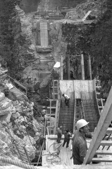 Taubenloch Gorge, bridge under construction; 1969