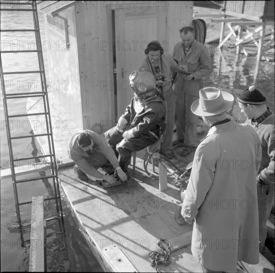 Renovation of the Reuss Bridge, divers in action; 1961