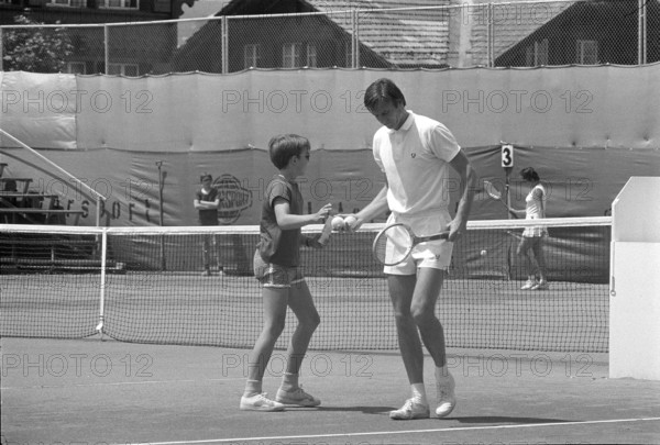 Swiss Open Gstaad 1971: Niki Pilic with ball boy