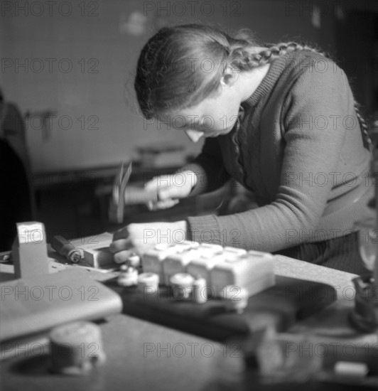 Performance certificate for girls; household examination; around 1943