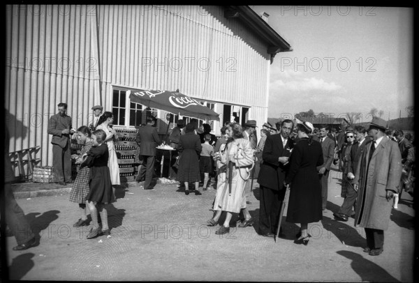 Bern, exhibition visitors, CocaCola stand; 1949