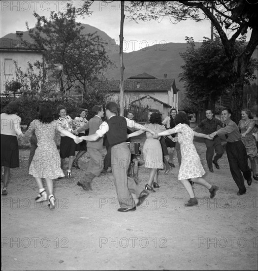 Dance around the maypole in Melide, 1942