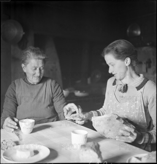 Farmers' wives eating bread, 1941