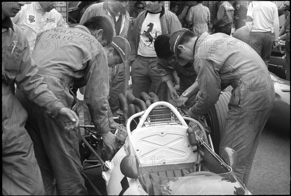 1967 Zandvoort GP: Working on John Surtees' Honda