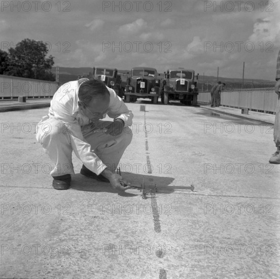 Stress test of the new Reuss Bridge; 1955