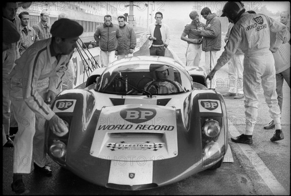 World record attempt in Monza 1967: Working on the Porsche 906