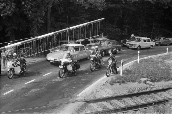 Tour de Suisse 1969: Closed level crossing