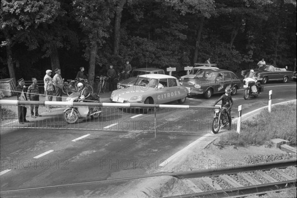 Tour de Suisse 1969: Closed level crossing