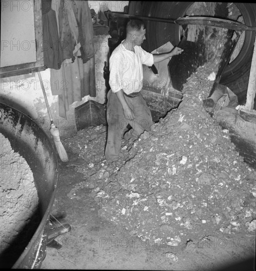 Production of cardboard, cardboard from waste paper; 1943