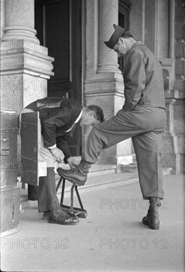 After WWII: Shoe shiner and American soldier in Lucerne, 1945