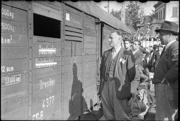 Waiting internees; freight car of the Deutsche Reichsbahn; 1945