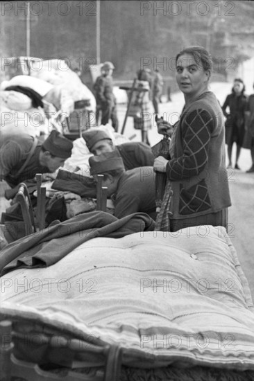 WWII: Bombings; soldiers help the population, Schaffhausen 1944