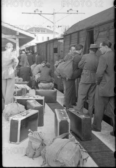 Italian internees; boarding; 1945