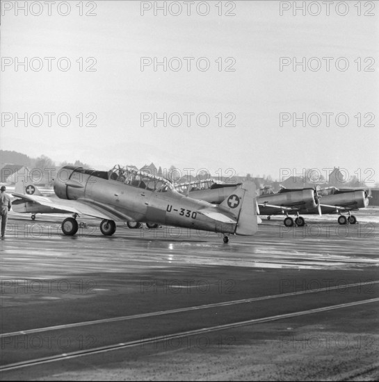 Fighter aircraft at the Dübendorf military airfield in 1957