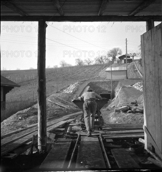 Miner pushing a mine cart; Grandson coal mine; 1943