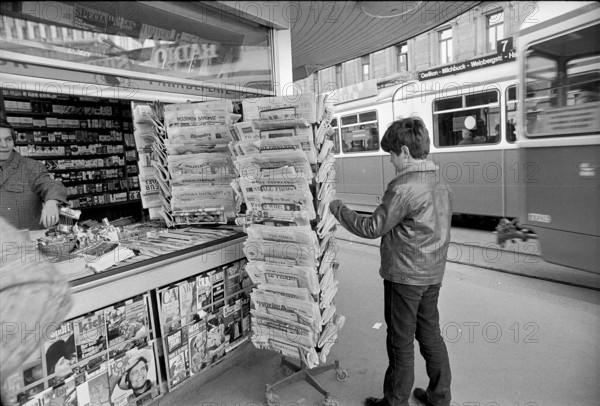 Newspaper kiosk at Paradeplatz, 1971