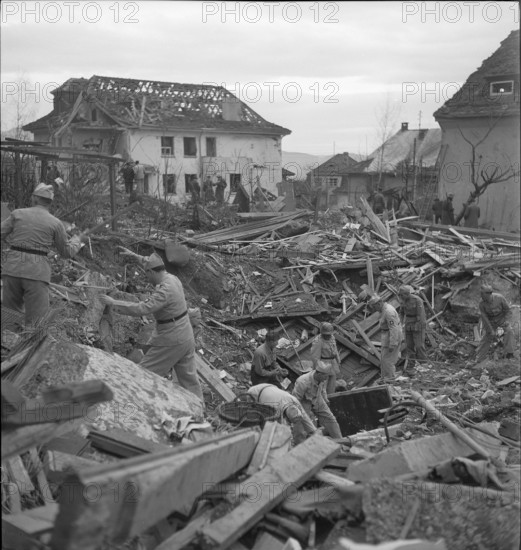 WW 2: bomb airdrop, dropping in Zurich, 1945