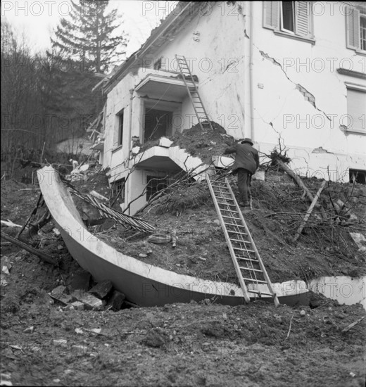 WW 2: bomb airdrop, dropping in Zurich, 1945