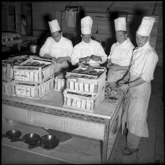 HOSPES 1954: Cooks at the International Restaurant