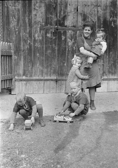 WW2 : farming camp. student looking after children, 1941