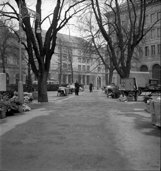 WW 2: air raid warning, Zurich 1939: Burkliplatz