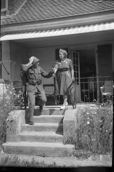 Mobilization report 1947: The conscript says goodbye to his mother/wife