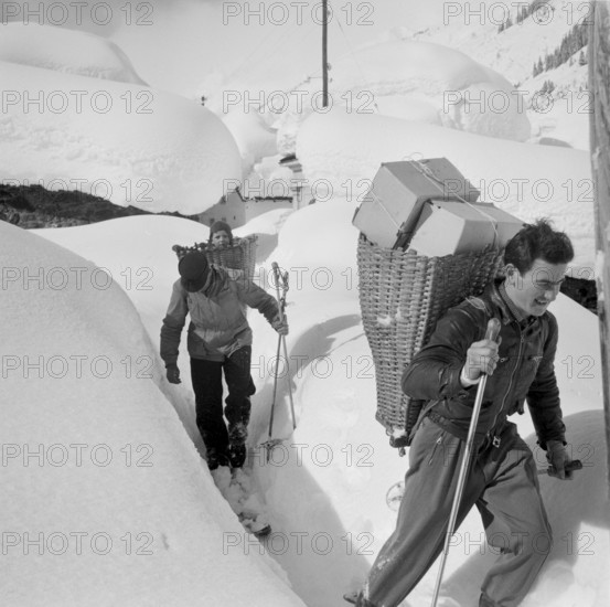 Bedretto valley, evacuation because of danger of avalanches 1951: People leave the village walking