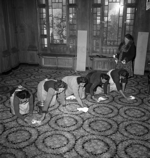 Davos: Porter at the reception of the Hotel Belvedere. 1949