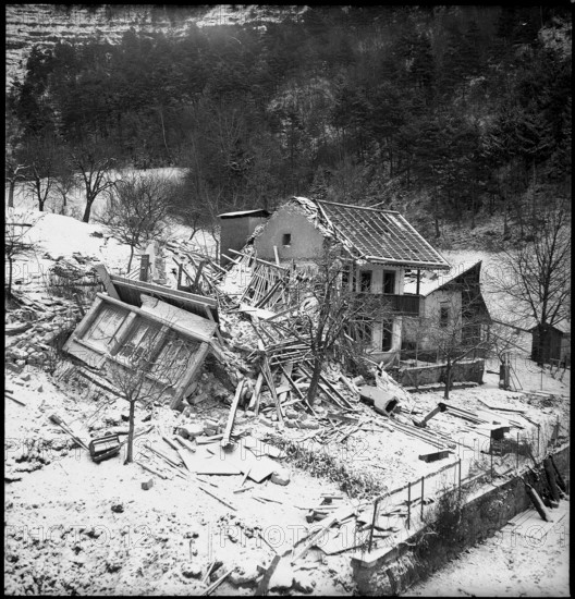 Entlebuch, clothes line in front of farm house. 1945