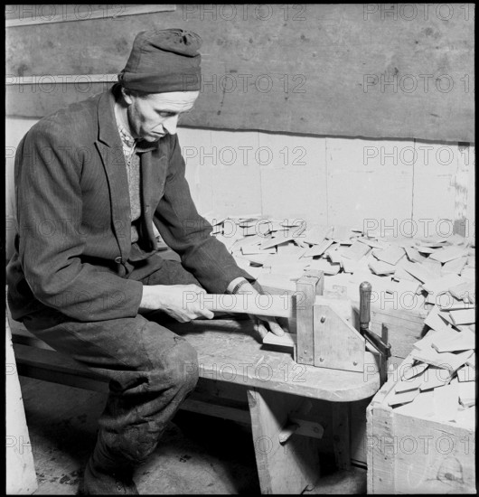 Producing a Smyrna carpet, 1951