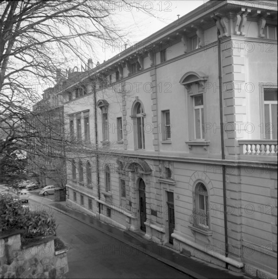 Lucerne, demolition of two buildings on Brandgässli, historical front is preserved. 1960