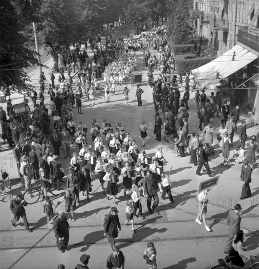 Children collecting money for Swiss donation, 1945