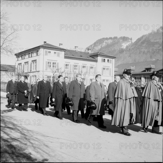Glarus, funeral of the eleven avalanche victims, funeral procession, 1961