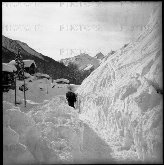 Rhaetian Railway line spilled over by avalanche, clearing work. 1951,