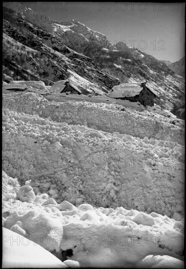 Lawine in Frasco, Verzasca valley, church tower rising from masses of snow, 1951