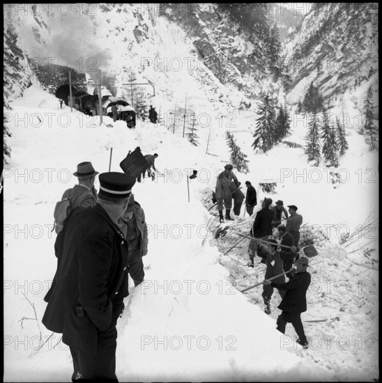 Rhaetian Railway line spilled over by avalanche, clearing work. 1951,