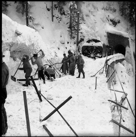 Rhaetian Railway line spilled over by avalanche, clearing work. 1951,