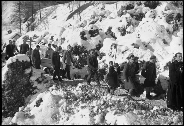 Lawine in Frasco, Verzasca valley, funeral of avalanche victims, 1951
