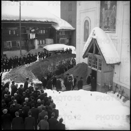 Funeral of the avalanche victims in Vals, funeral procession, 1951